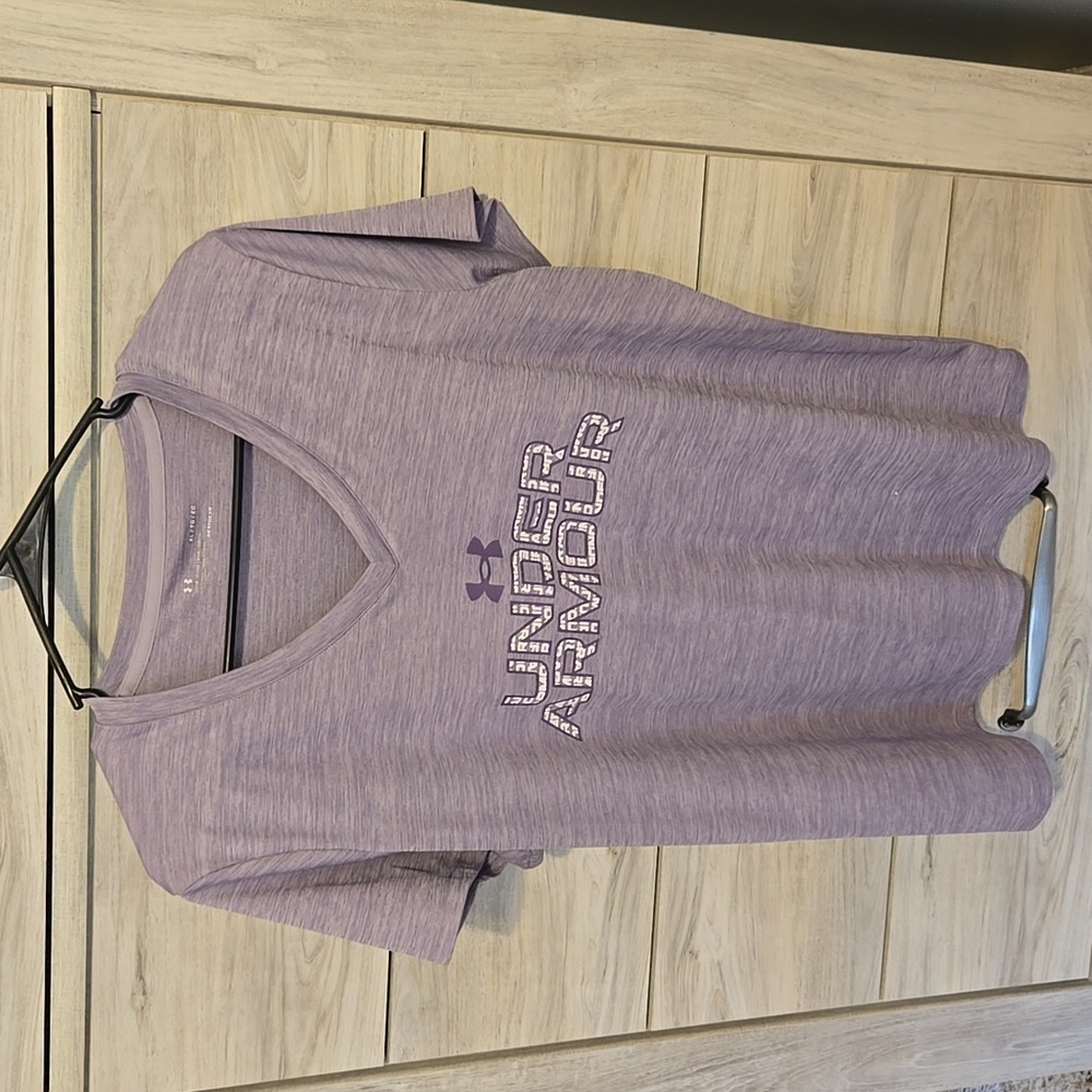 2 Womens Under Armour tees